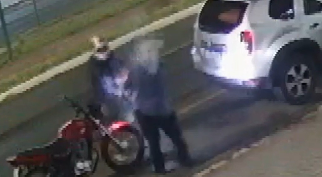 VÍDEO: Assaltante joga gasolina em ex-vereador durante roubo em Maringá