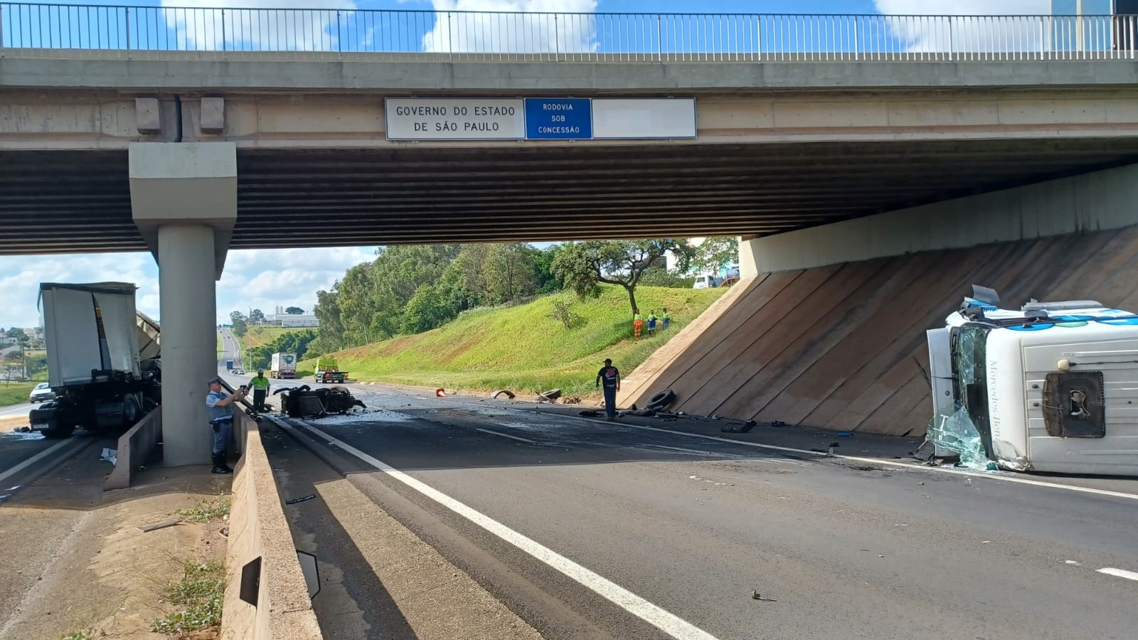 VÍDEO: caminhão bate em pilar de viaduto e congestiona 2 sentidos da Washington Luís em São Carlos
