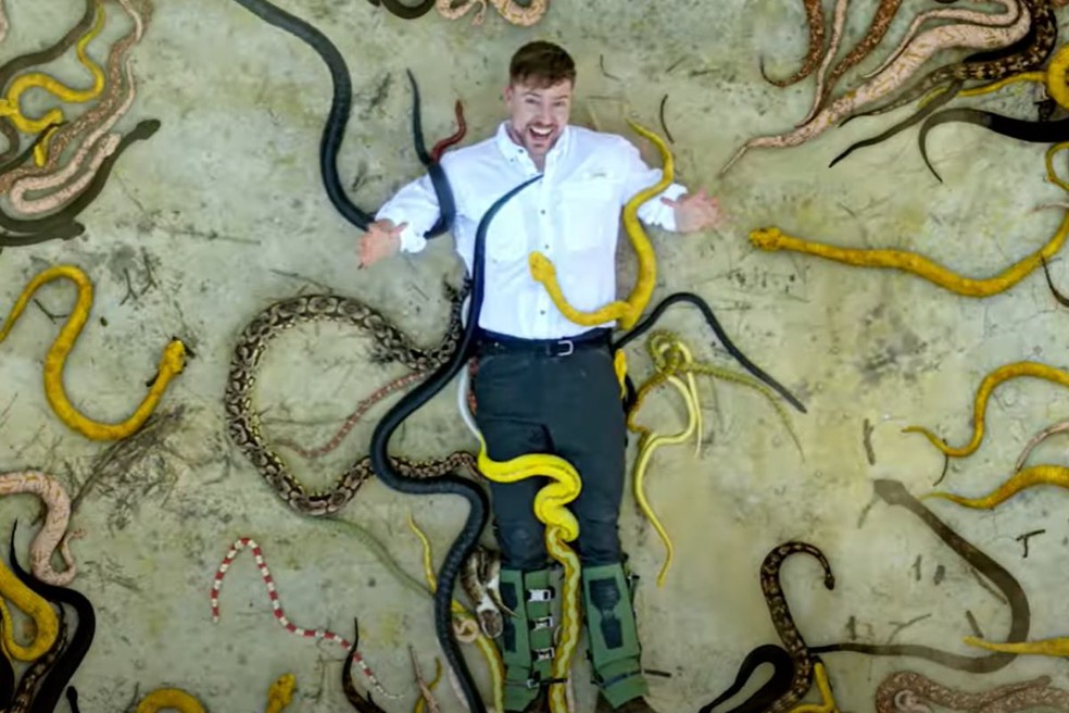 MrBeast enfrentou cobras mortais na 'Ilha das Cobras'. ATENÇÃO: As serpentes da foto foram colocadas com edição pelo youtuber — Foto: Reprodução/YouTube