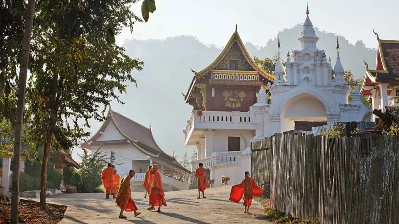 Como monges do Laos estão combatendo o turismo excessivo