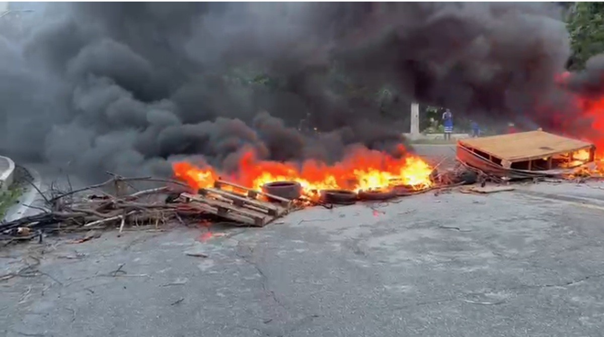 Manifestantes realizam protesto e bloqueiam ladeira Geraldo Melo, em Maceió