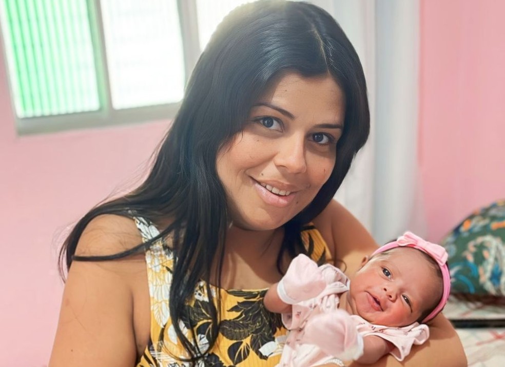 Fernanda Almeida, que é paciente de câncer e faz hemodiálise, com a filha, Rhadassa, nos braços — Foto: Acervo pessoal