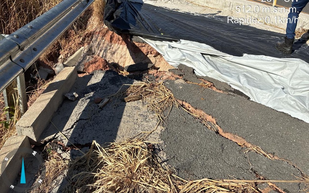 Rachaduras se estendem pela pista da rodovia MT-107 — Foto: Defesa Civil