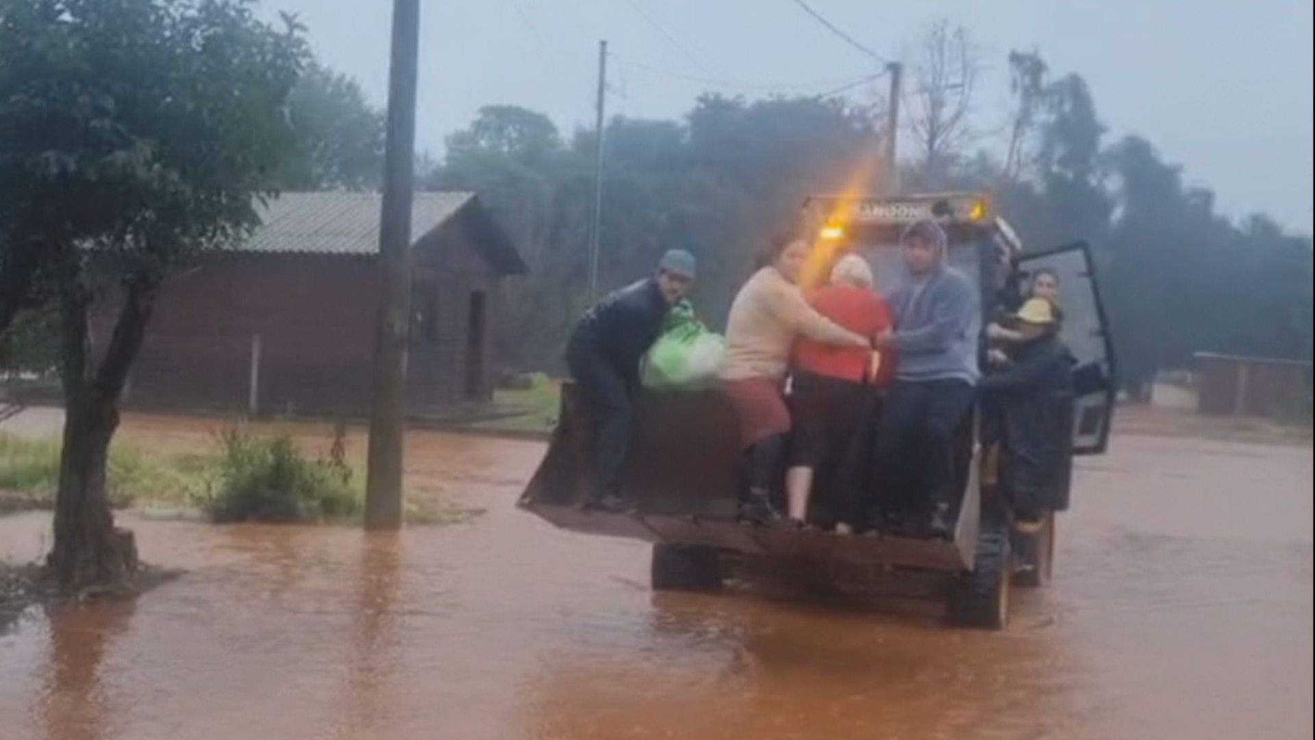 VÍDEO: moradores são resgatados com retroescavadeira durante chuva no RS