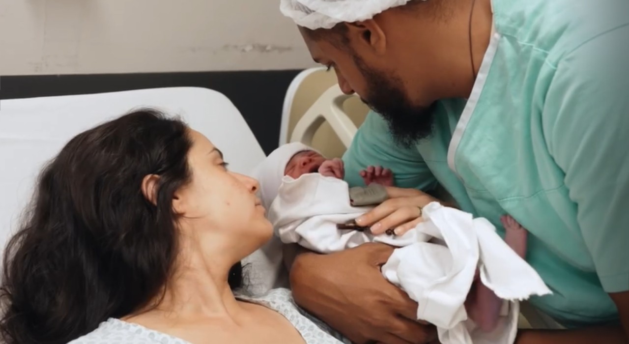 Casal faz parto da filha às pressas em casa e registra experiência em vídeo: 'Foi muito rápido' 