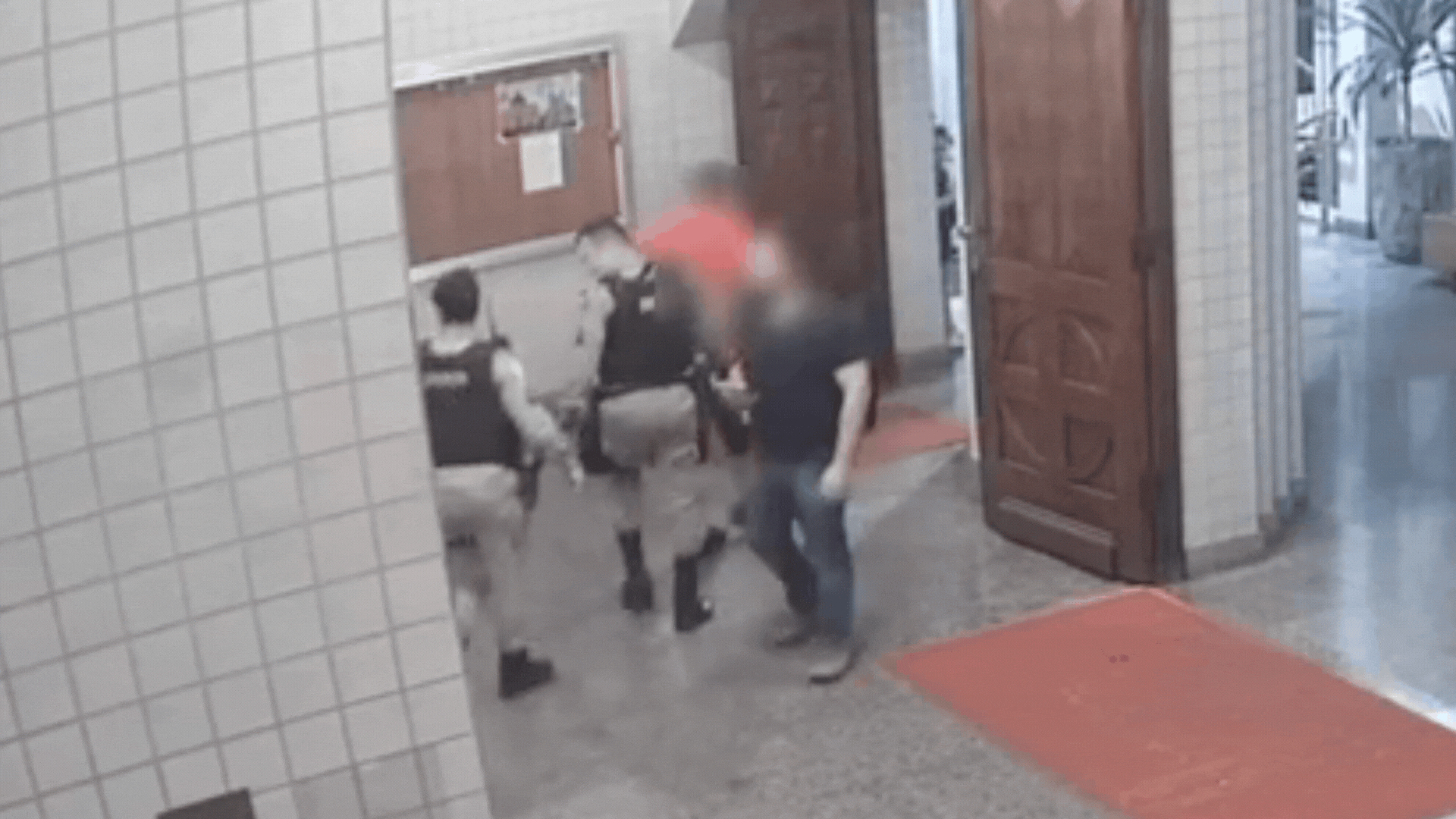 Vídeo mostra homem que se escondeu na Catedral Santa Teresinha sendo preso dentro da igreja