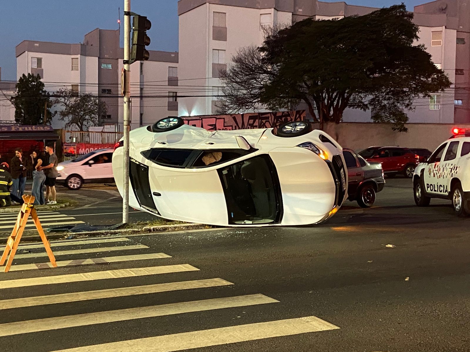 Carro capota após colisão e quatro pessoas da mesma família ficam feridas em Campinas