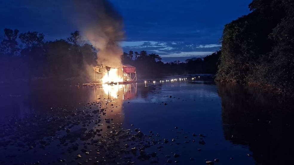 PM destrói draga de garimpo ilegal no rio Manoel Alves em Almas — Foto: Ascom BPMA/Divulgação