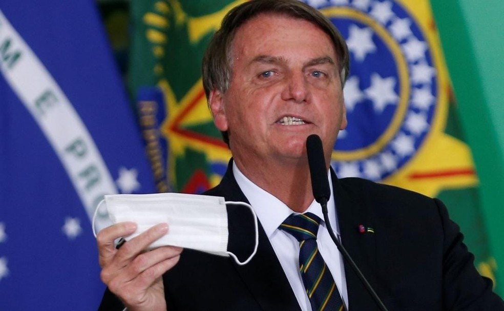 Ex-presidente Bolsonaro exibe máscara durante evento no Planalto em 2021 — Foto: Reuters