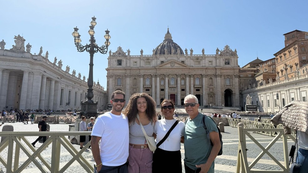 Luciane Ventura, o marido e os filhos São do Espírito Santo e chegaram na Itália no dia em que o papa Francisco morreu — Foto: Luciane Ventura
