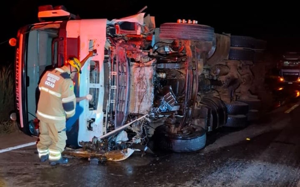 Carreta tombada ap&oacute;s acidente na GP-164, em Goi&aacute;s &mdash; Foto: Divulga&ccedil;&atilde;o/Corpo de Bombeiros