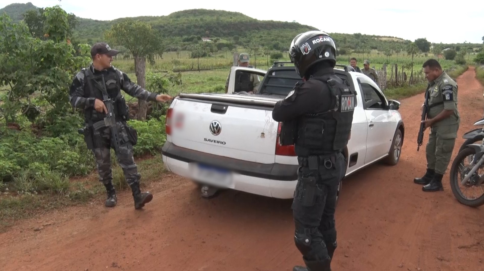 Assaltantes roubam motos e carro, fogem e trocam tiros com policiais militares em Picos, no Piauí