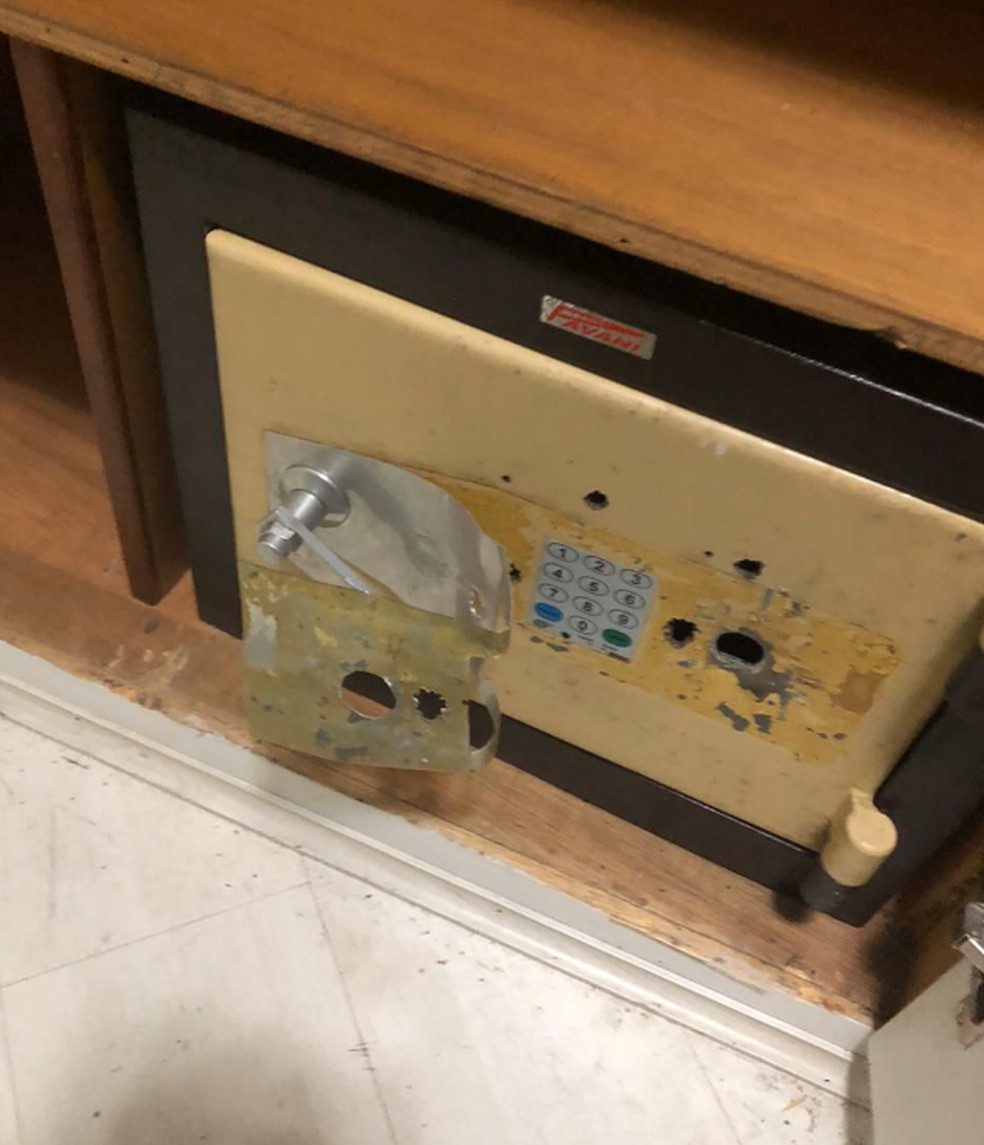 Cofre danificado e foi feito um boletim de ocorrência — Foto: Reprodução