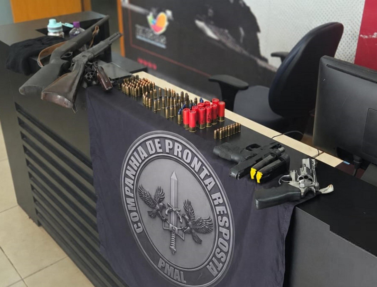 Polícia apreende arsenal com armas e munições em fazenda em Campestre; suspeito foi preso