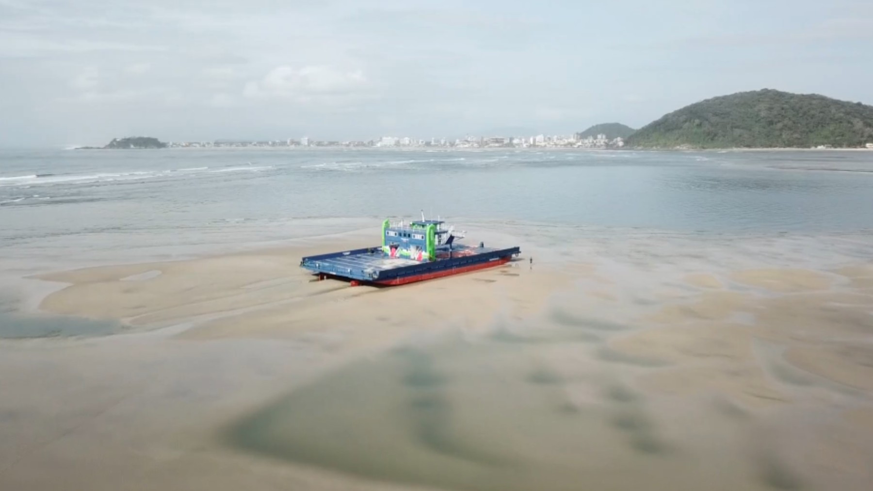 VÍDEO: Ferry boat encalha em banco de areia em Guaratuba, no litoral