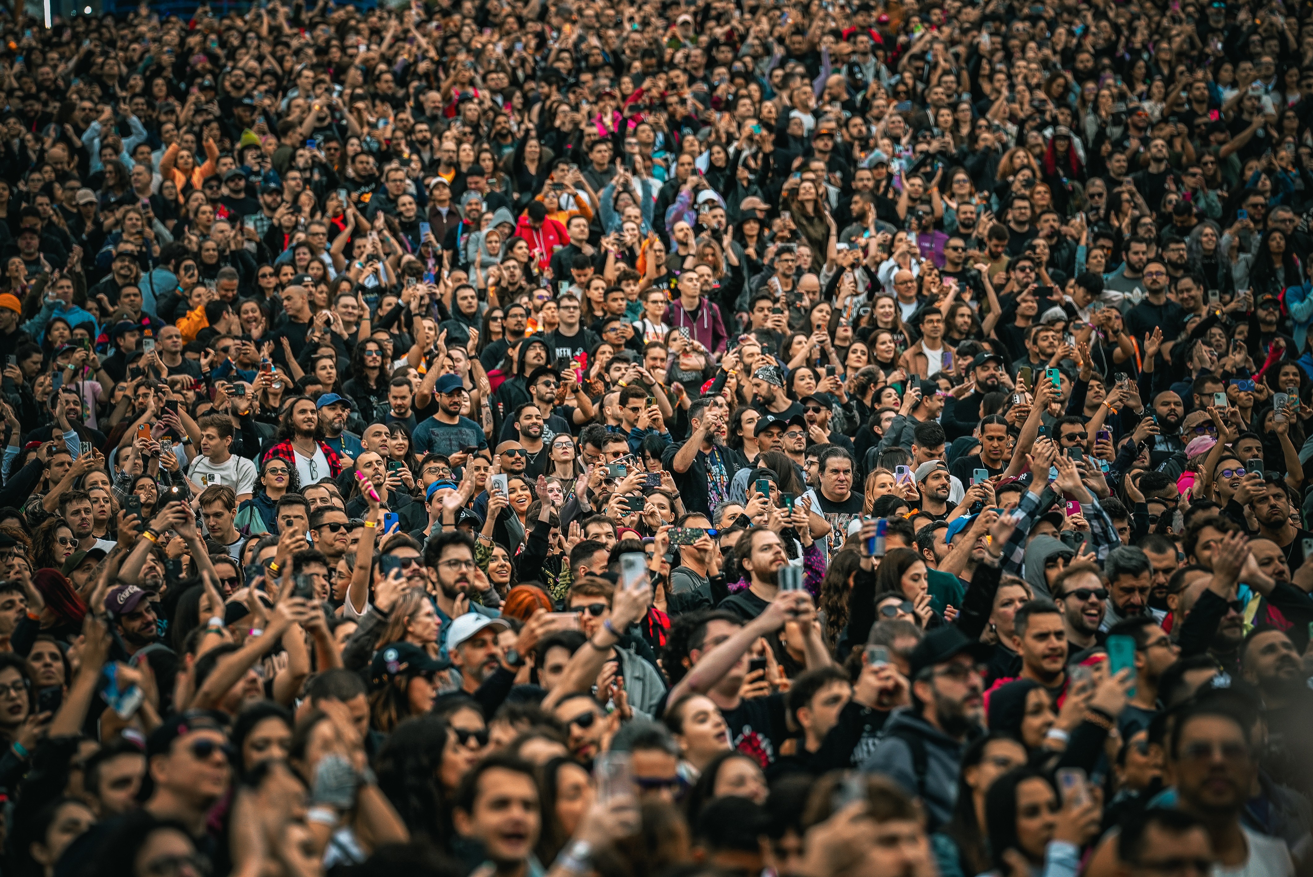 Água gratuita, freio ao cambismo e taxa visível: veja o que muda nos ingressos com novo decreto sobre shows