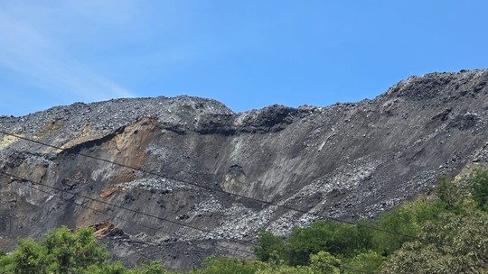 Sem regras federais de fiscalização, pilhas de rejeito de mineração substituem barragens e avançam pelo país - Após as tragédias de Mariana e Brumadinho, mineradoras têm priorizado opção com menor potencial de dano em vez das tradicionais barragens. Em dezembro, montanha de rejeitos desmoronou em MG e tirou mais de 250 pessoas de casa. Governo federal prevê regulamentação da prática até 2026.