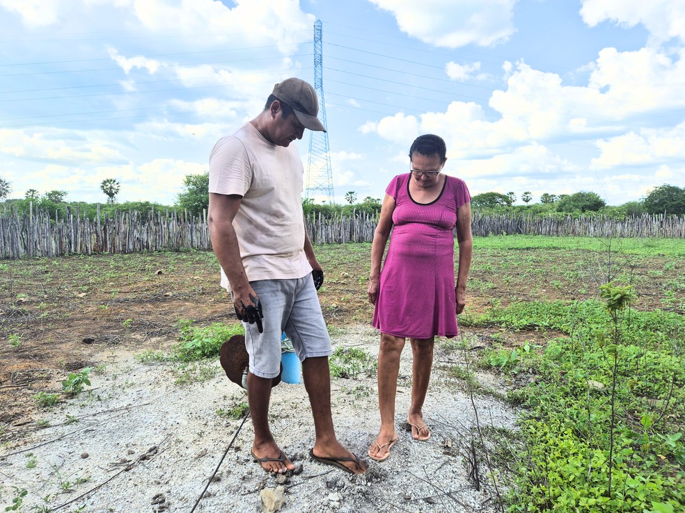 Mãe e filho observam área em que segundo poço artesiano foi perfurado. — Foto: Gabriela Feitosa/g1