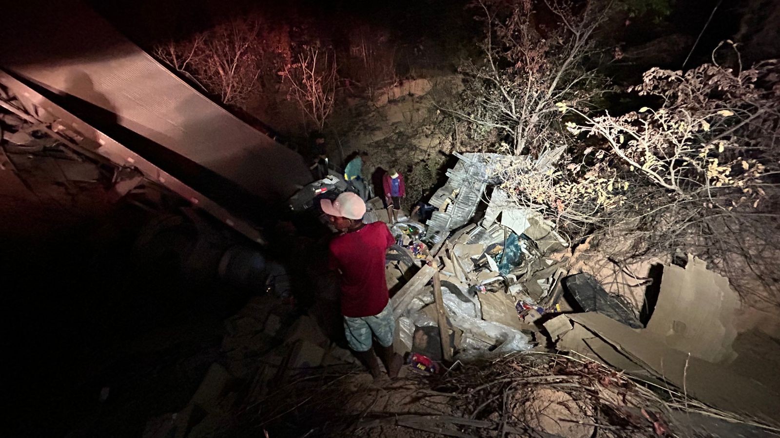 Mulher morre após caminhão perder freios e capotar em ribanceira de 20 metros na Serra de Francisco Sá; VÍDEO