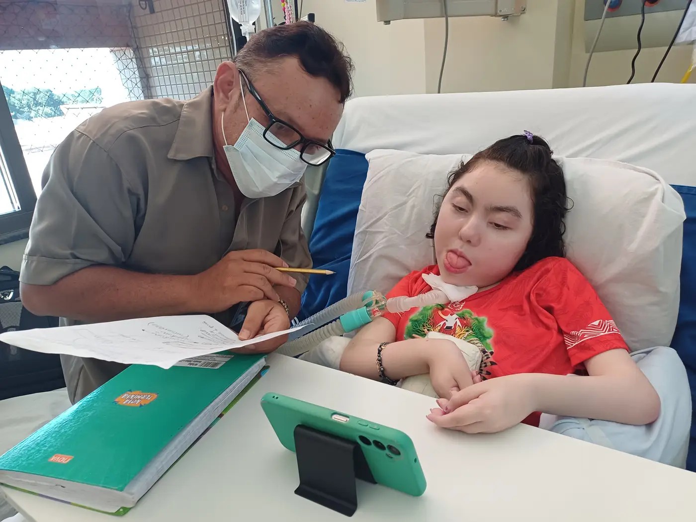 Adolescente que mora no Hospital Regional do Baixo Amazonas cursa o último ano do ensino médio