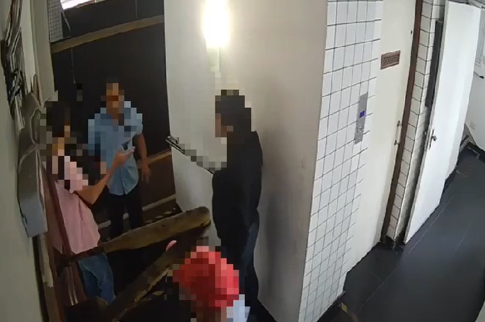 Casal tentando se justificar para porteiro e faxineiro do condom&iacute;nio ap&oacute;s furto, em Santos &mdash; Foto: Reprodu&ccedil;&atilde;o