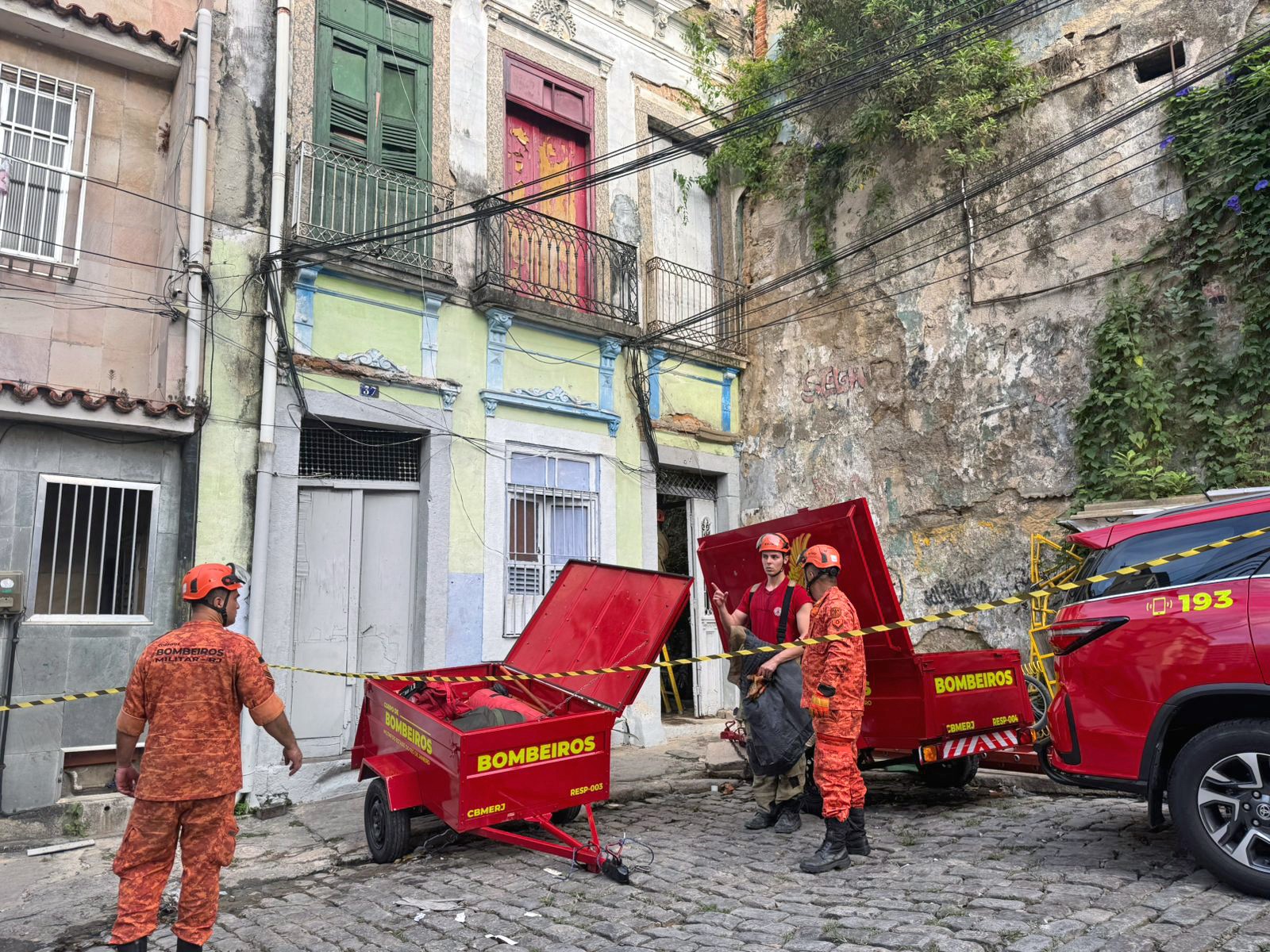 Sobrado desaba no Catete e deixa vítimas