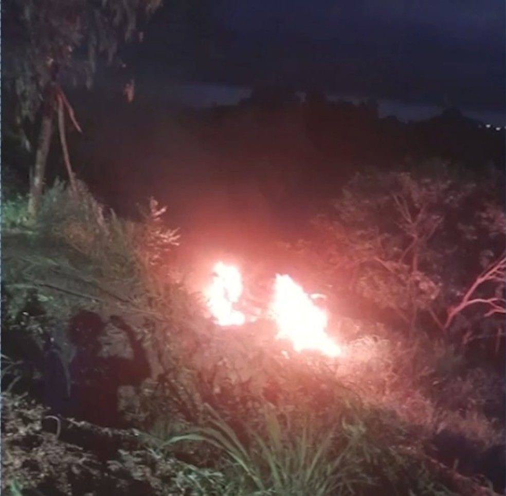 Veículo pegou fogo após caportar - Carro capota após atingir cruzeiro de igreja e pega fogo às margens do Rio Parnaíba, em Floriano — Foto: Reprodução