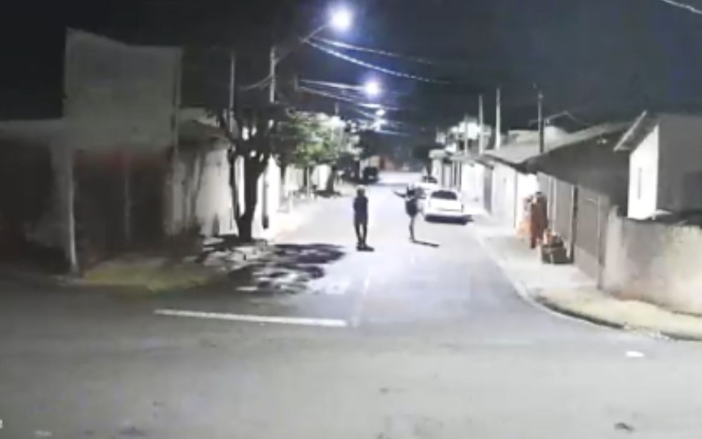 Homens são flagrados atirando contra muro de casa em Andradina (SP) — Foto: Reprodução / Câmera de Segurança