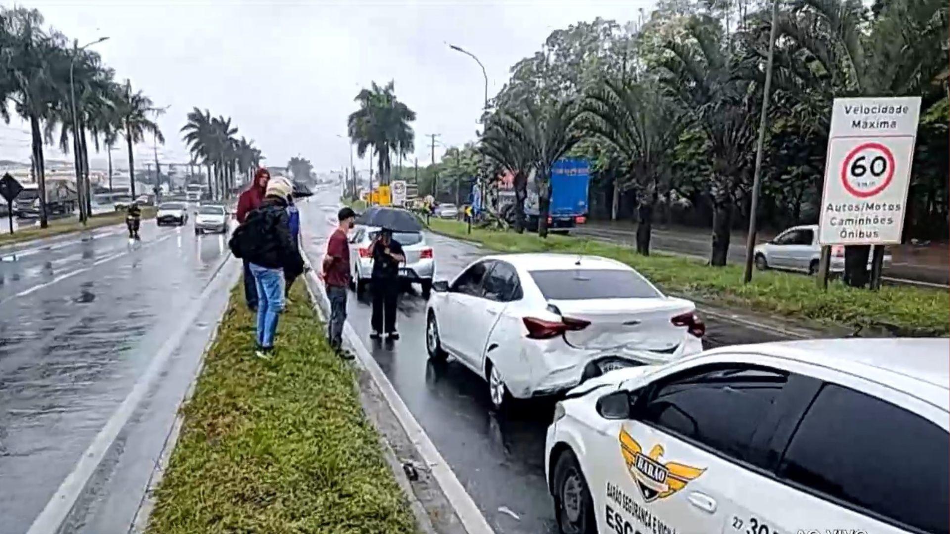 Adolescente a caminho da escola de moto na garupa do pai morre em acidente na BR-101, no ES