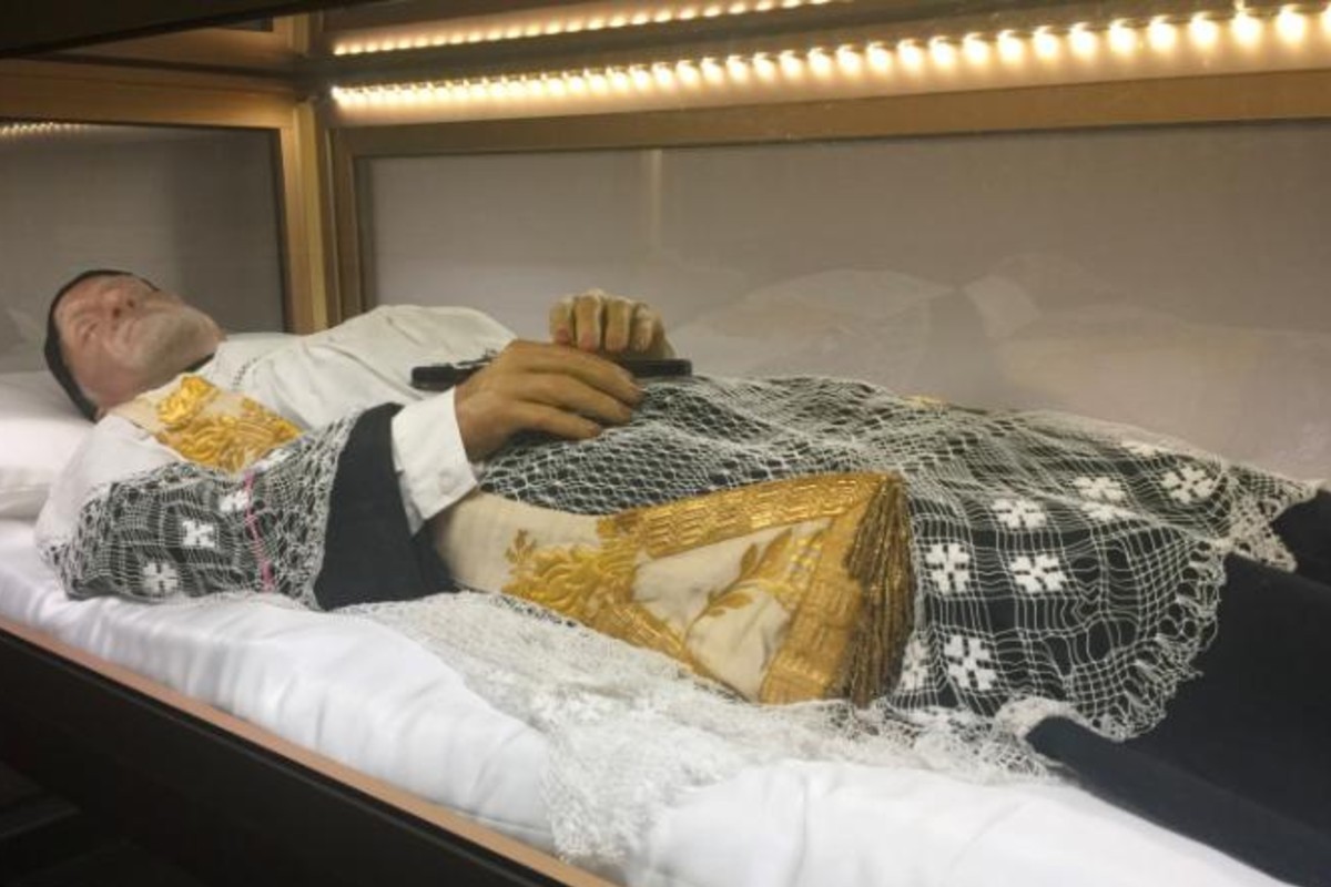 Réplica de corpo e túnica: relíquias de São Vicente de Paula chegam a Campo Grande