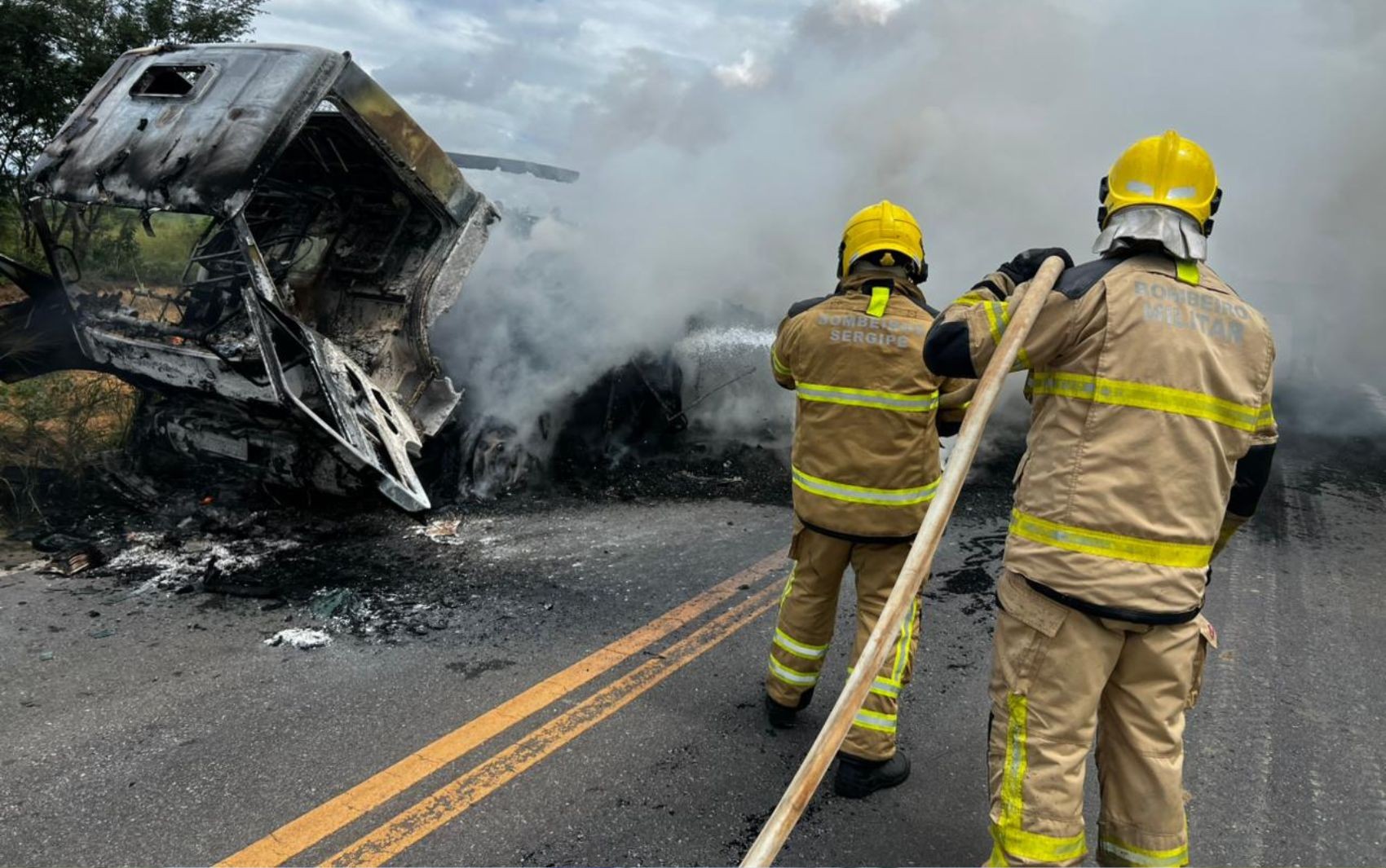 Caminhão carregado com pneus pega fogo em rodovia de Sergipe