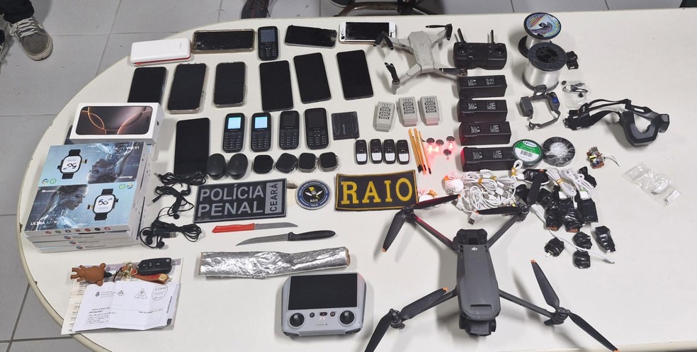 Polícia apreendeu aparelhos celulares, relógios digitais, drones e outros materiais que seriam entregues a internos do Sistema Prisional do Ceará. — Foto: SAP/ Divulgação