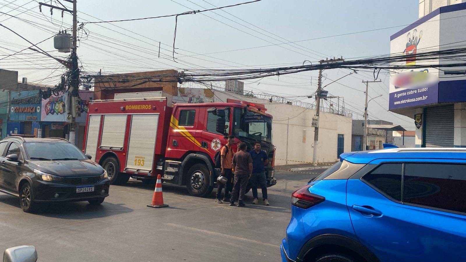 Incêndio atinge loja de eletrodomésticos e interdita outras duas por suspeita de risco de desabamento em Várzea Grande (MT)