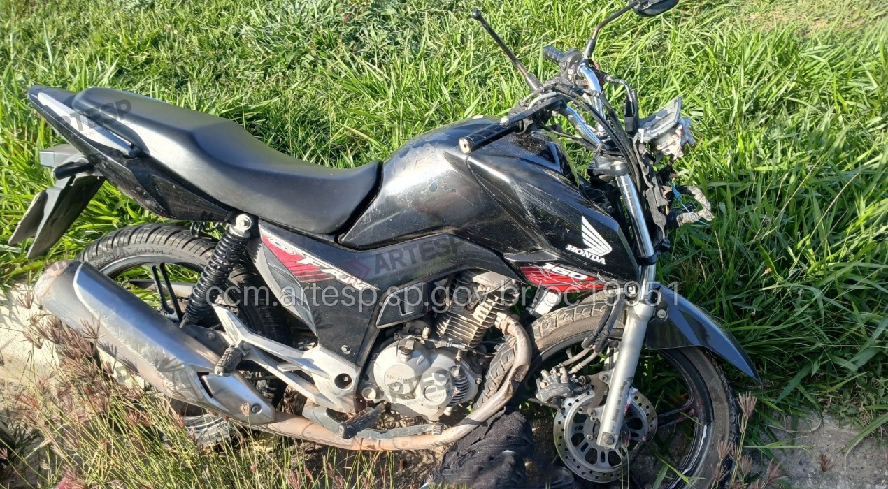 Batida entre caminhão e moto deixa três feridos e interdita alça da Castello Branco em Araçariguama 