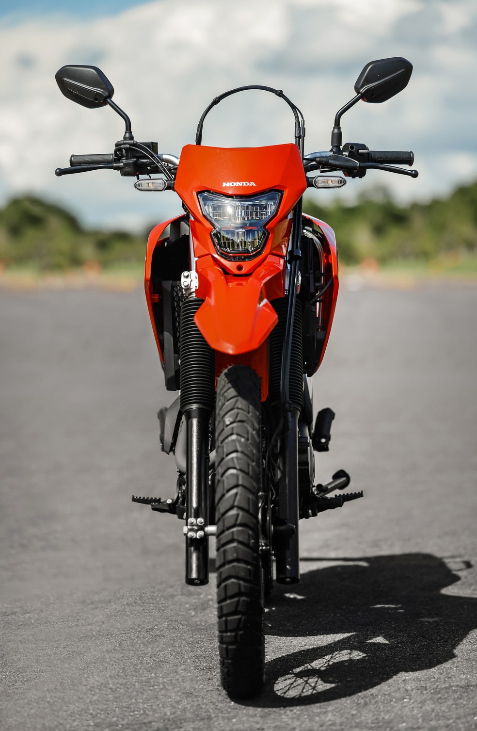 Honda XR 300L Tornado 2025 tem iluminação dianteira e traseira de LED — Foto: Divulgação | Honda