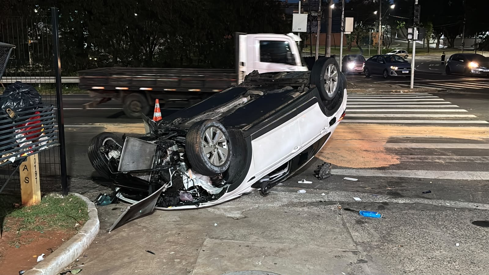 Carro capota após roda de veículo se soltar em cruzamento de avenidas e complica trânsito em Piracicaba; veja imagens