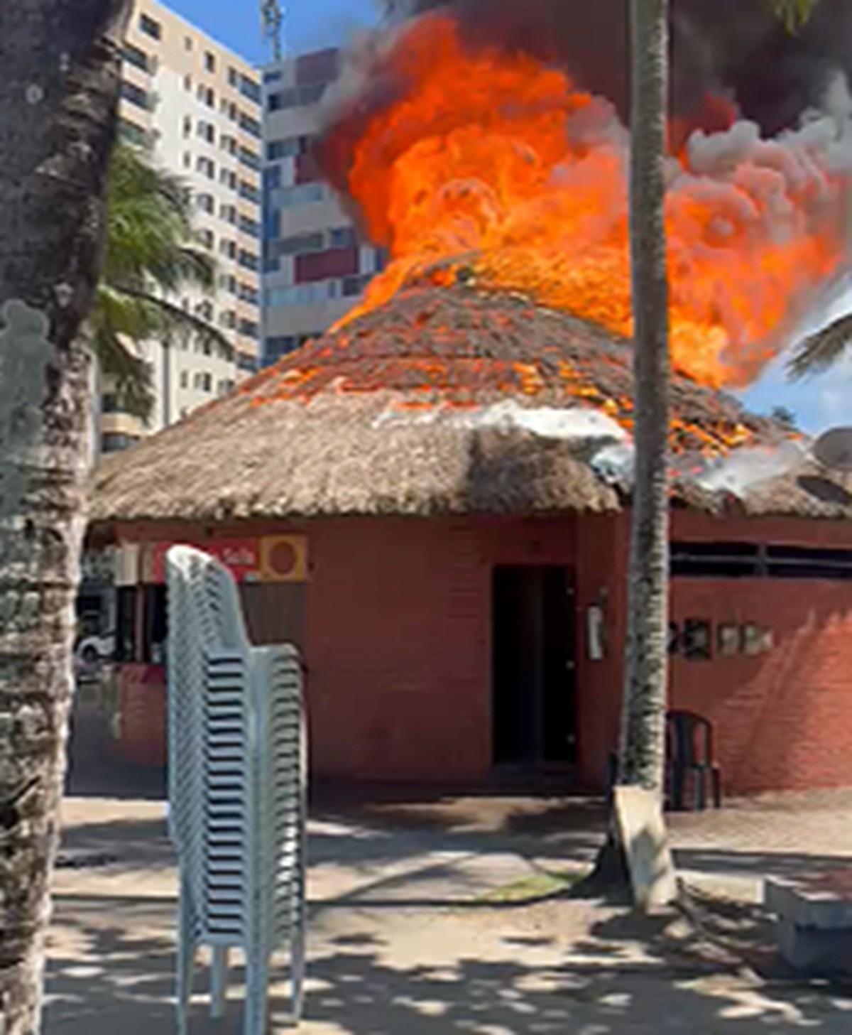 VÍDEO: incêndio destrói telhado de barraca na orla da Pajuçara, em Maceió