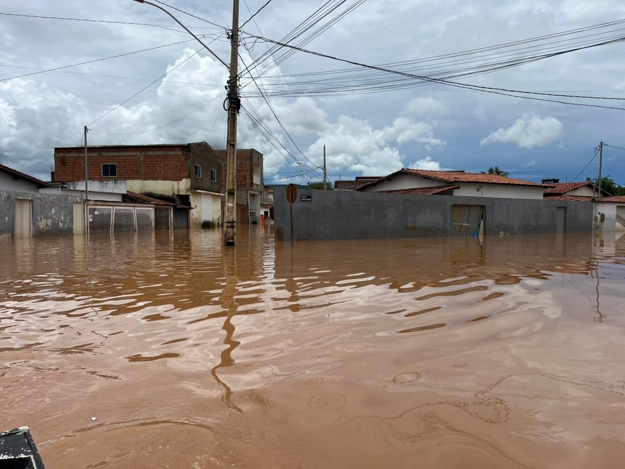 Enchente deixa 60 pessoas desabrigadas e 1.600 desalojadas em Espinosa