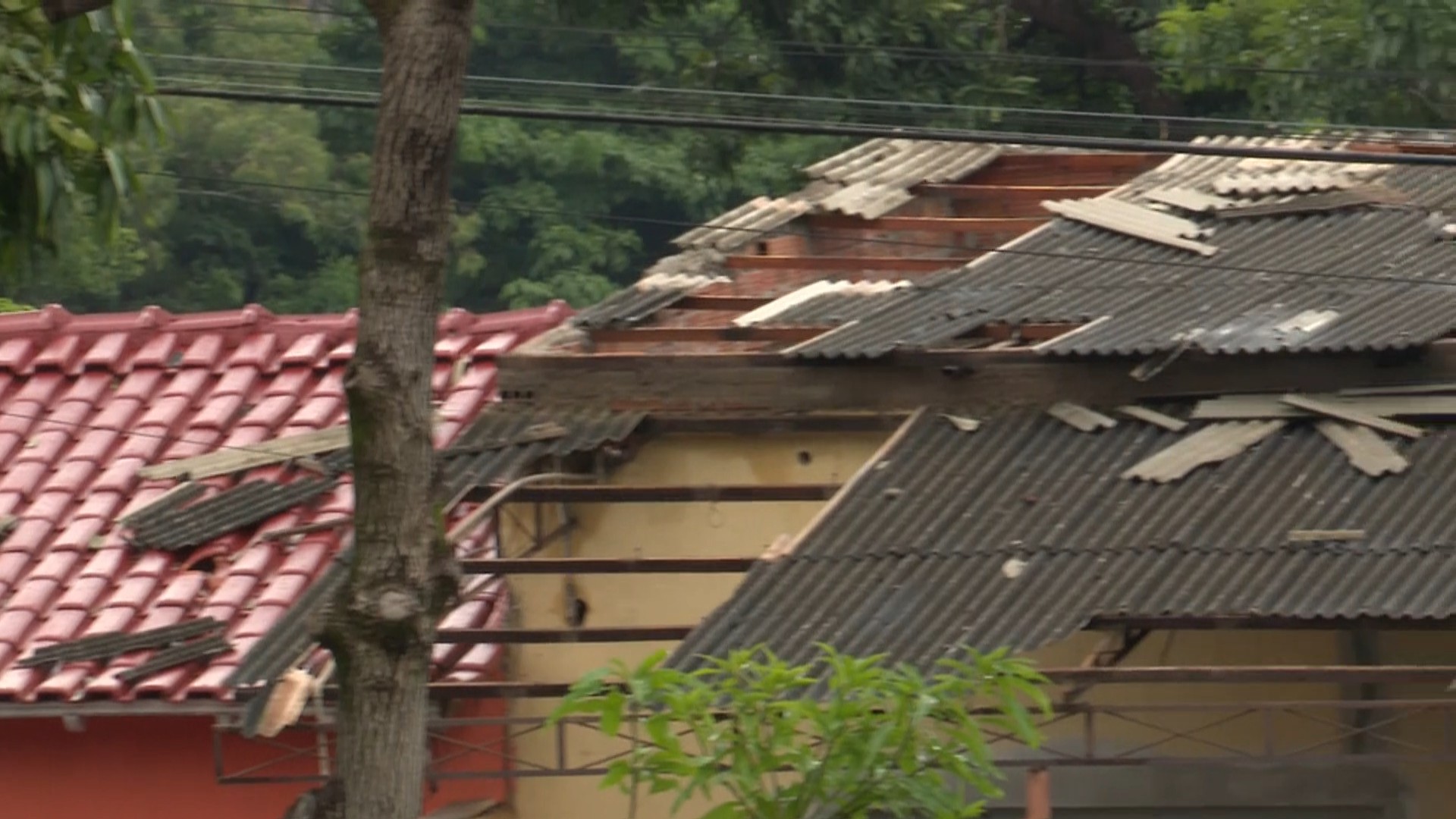 Tempestade destelha barracão, alaga estradas e derruba muros no Paraná