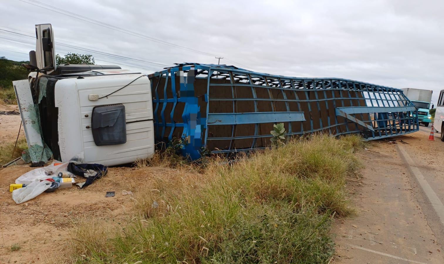 Caminhão carregado com botijões capota na BR-407 em Petrolina