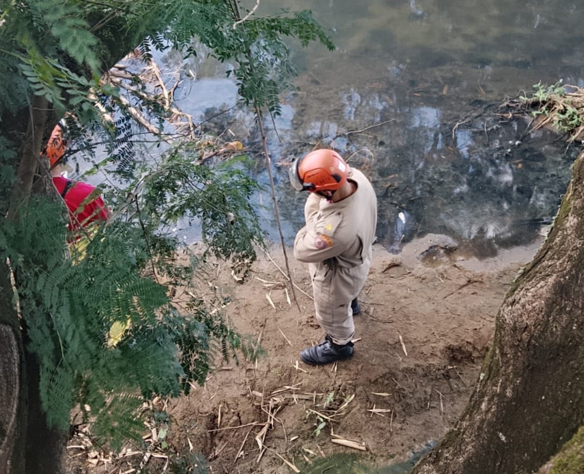 Cadeirante é encontrado morto com marcas de tiros no Rio Paraíba do Sul, em Volta Redonda
