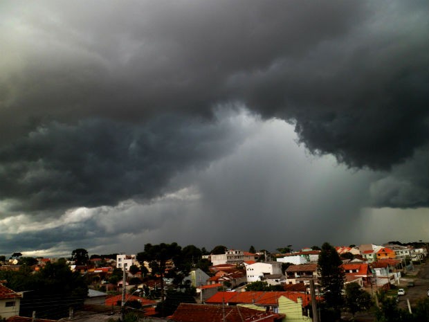 Inmet emite alerta de tempestade para todo Paraná; veja dicas de como se proteger