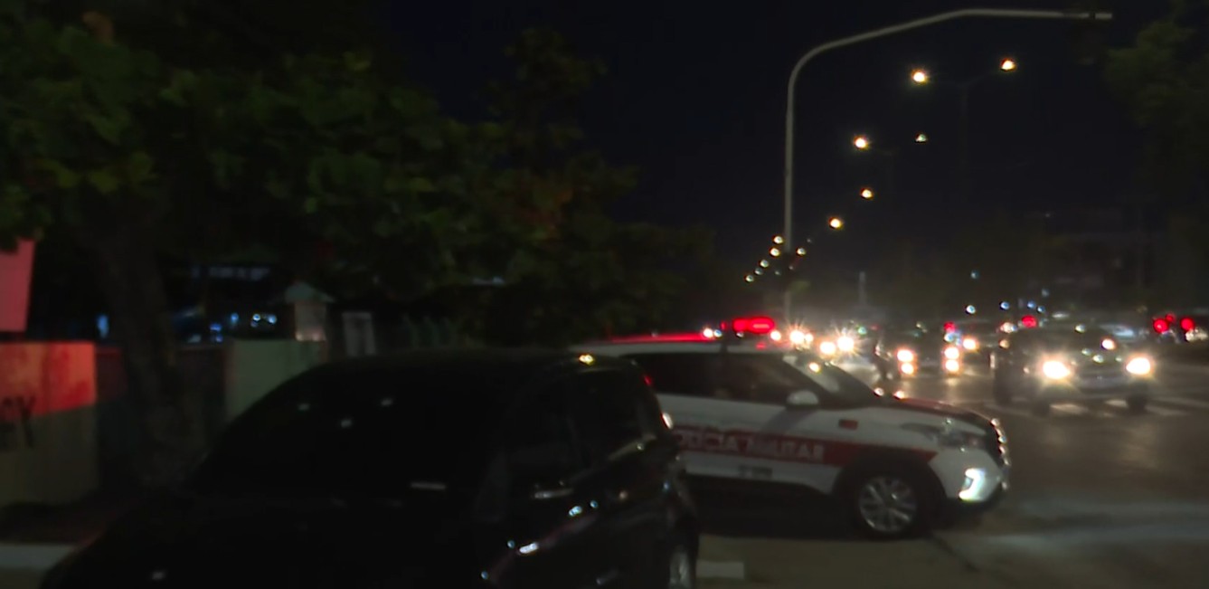 Policial militar é atropelado e quatro suspeitos são baleados durante perseguição, em João Pessoa