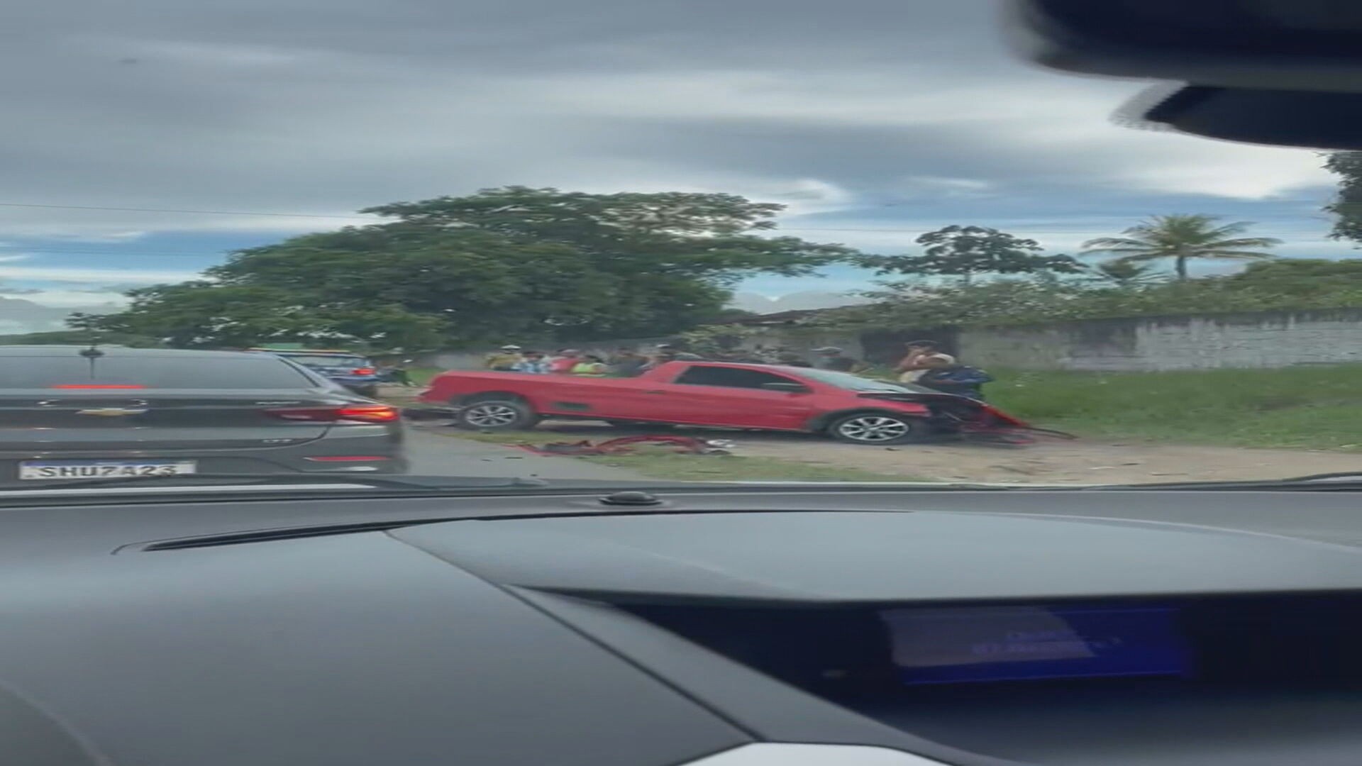 Motorista de picape fica preso às ferragens após colisão com retroescavadeira na Estrada de Aldeia