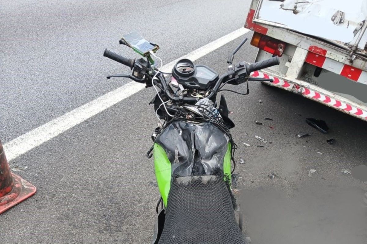 Motociclista morre após bater em veículo no acostamento da rodovia Padre Manoel da Nóbrega, SP