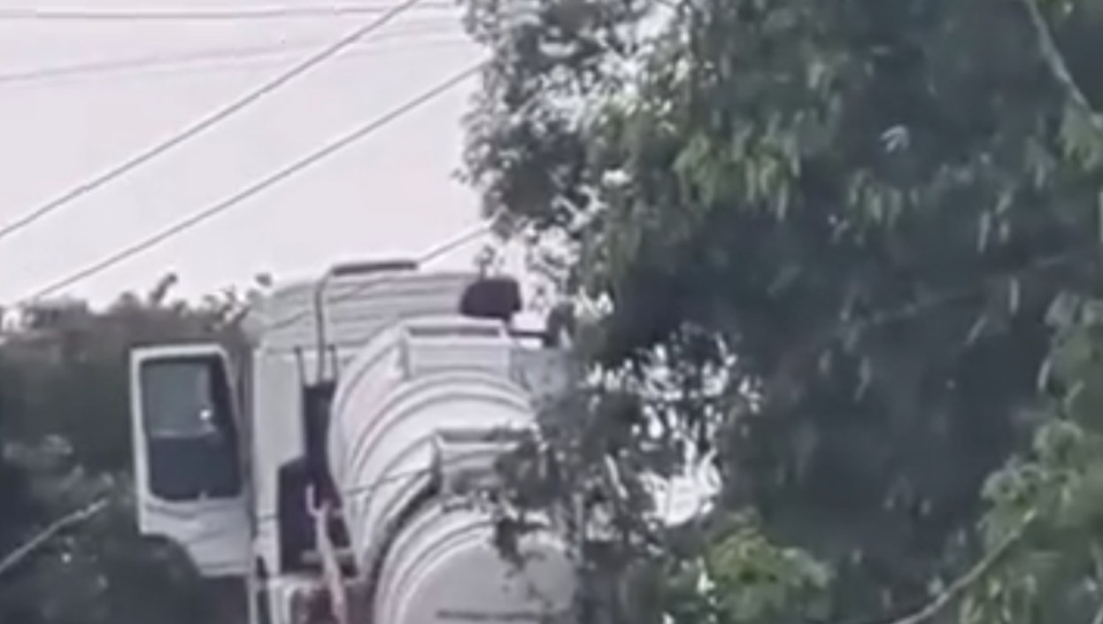 VÍDEO: Dejetos transbordam de caminhão de esgoto 'preso' no topo de morro em SC