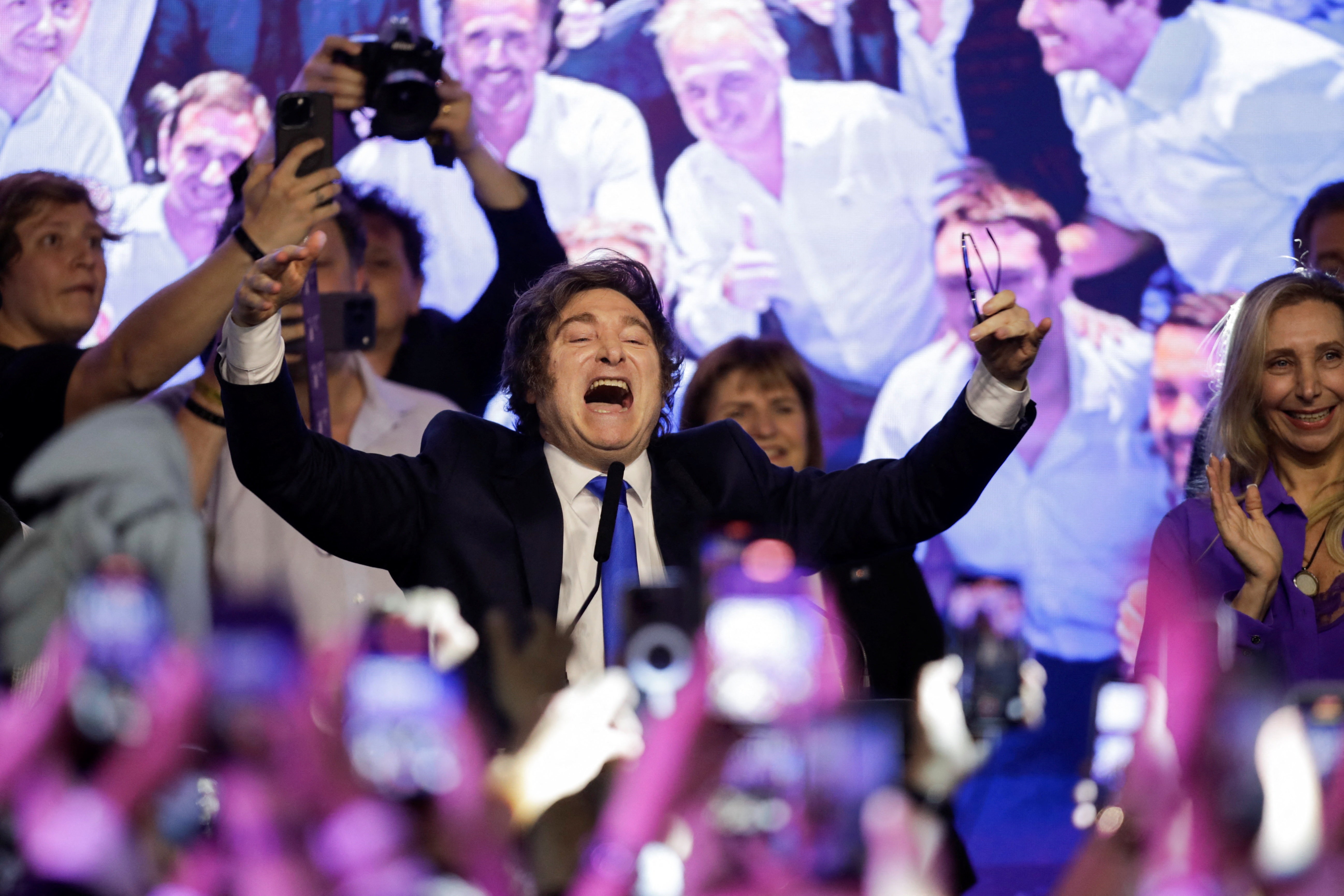 'Impactante', 'surpreendente': como a imprensa argentina retratou a vitória de Milei nas eleições legislativas