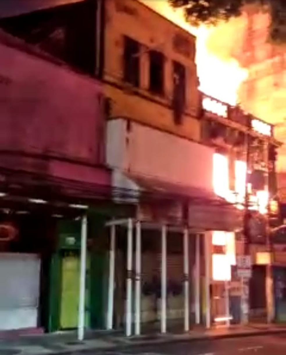 Incêndio atinge casarão e loja de roupas na Avenida Sete de Setembro, em Salvador — Foto: Redes sociais