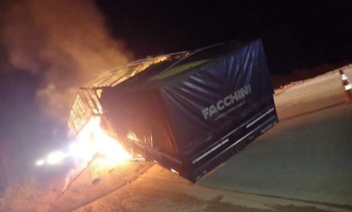 Carreta carregada com arroz pega fogo na BR-316 no Maranhão