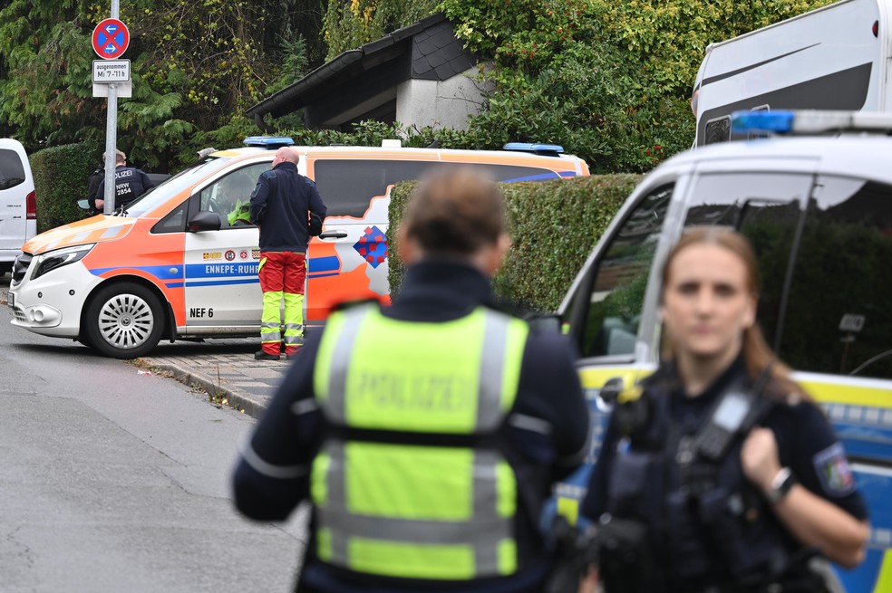 Policiais e equipes de emergência se posicionam em frente à casa de Iris Stalzer, prefeita recém-eleita de Herdecke, após ela ter sido esfaqueada em 7 de outubro de 2025. — Foto: Bernd Thissen/dpa via AP
